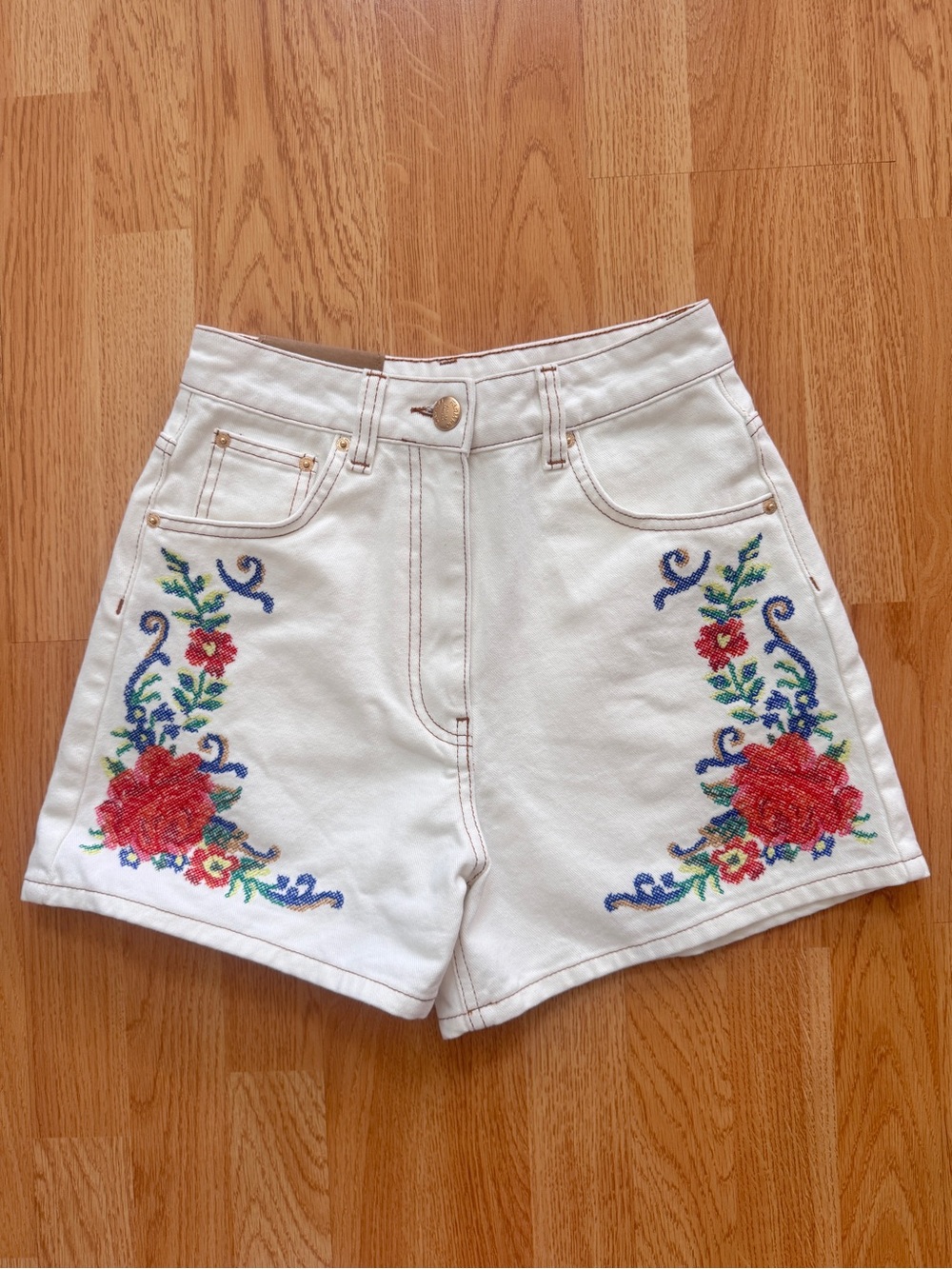 NWOT FARM Rio White High-Waist Shorts with Red Floral Embroidery- 25 - Picture 1 of 5